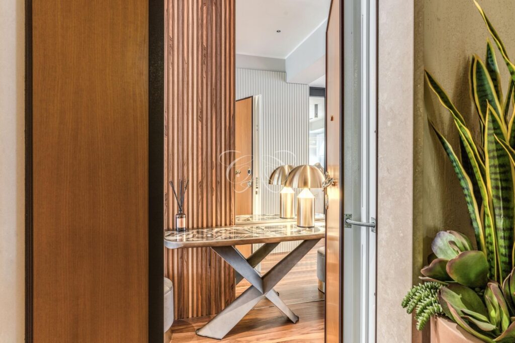 Vendere appartamento di lusso Camilluccia Roma — ingresso rivestito in boiserie di noce