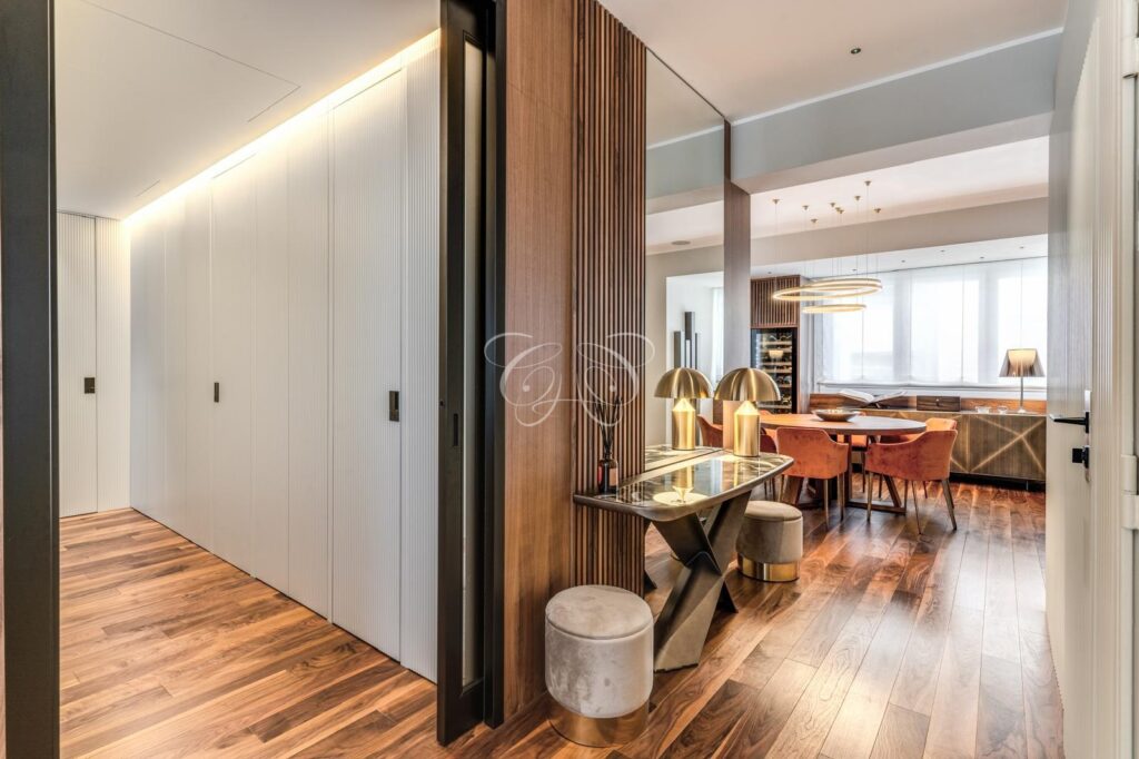 Vendere appartamento di lusso Camilluccia Roma — corridoio d'ingresso con parete a specchio