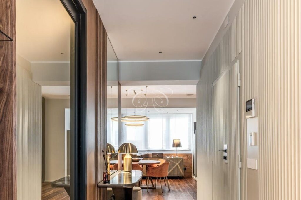 Vendere appartamento di lusso Camilluccia Roma — corridoio della zona giorno in parquet di noce