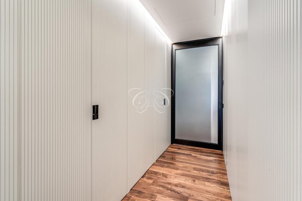 Vendere appartamento di lusso Camilluccia Roma — corridoio con taglio di luce LED continuo