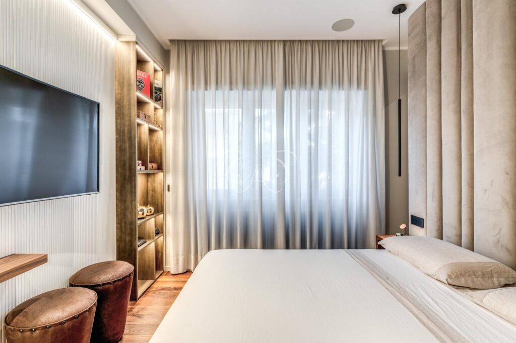 Camilluccia Roma appartamento vendita lusso — camera padronale con vetrinetta illuminata in ottone