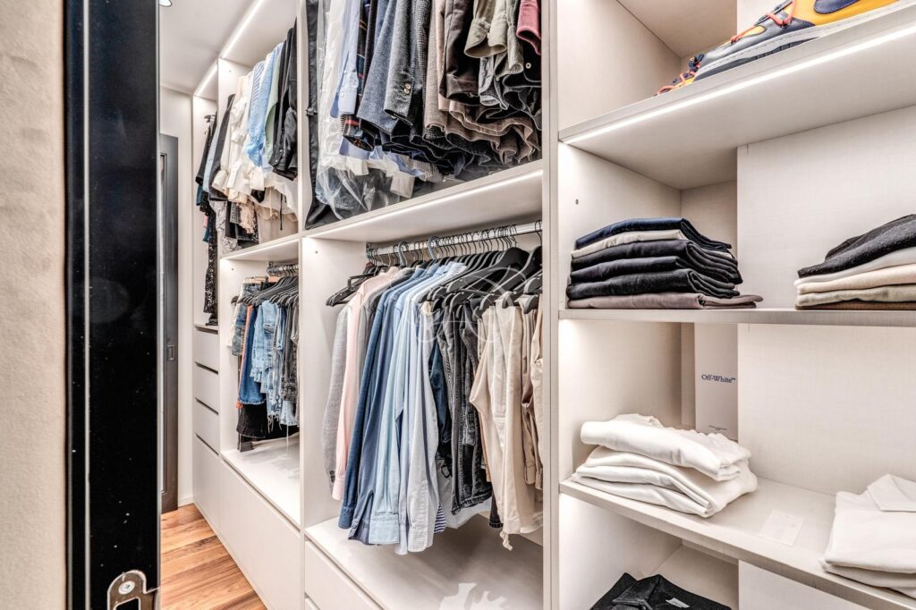 Vendere appartamento di lusso Camilluccia Roma — cabina armadio con illuminazione LED integrata