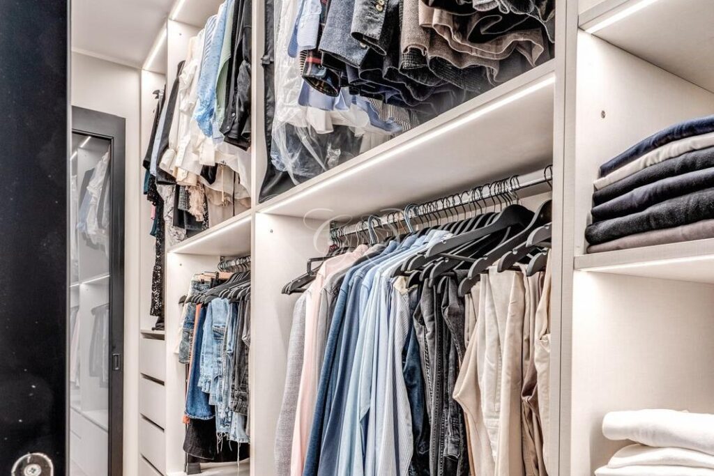 Vendere appartamento di lusso Camilluccia Roma — cabina armadio passante a doppio accesso