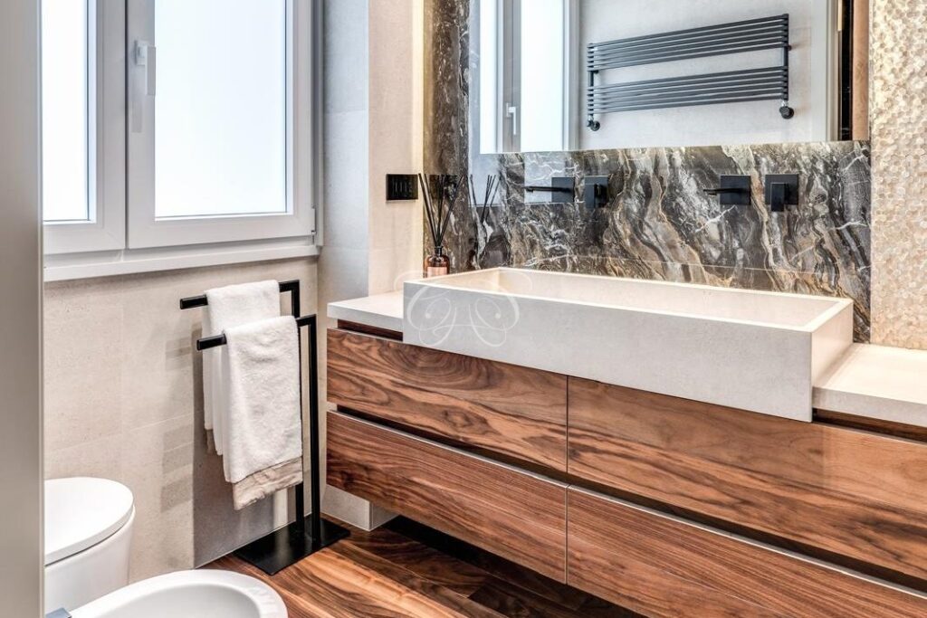 Camilluccia Roma appartamento vendita lusso — bagno padronale con mobile su misura in noce