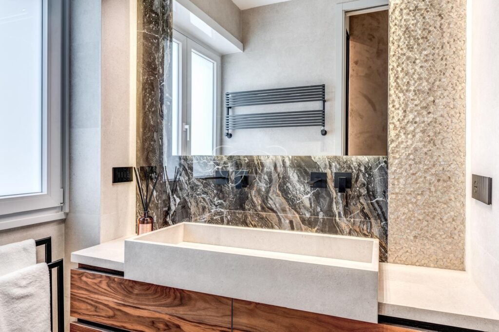 Camilluccia Roma appartamento vendita lusso — bagno padronale con lavabo monoblocco in pietra