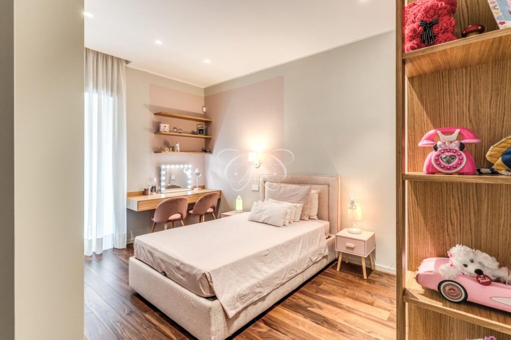 Camilluccia Roma appartamento vendita lusso — camera con letto, scrivania e libreria integrata