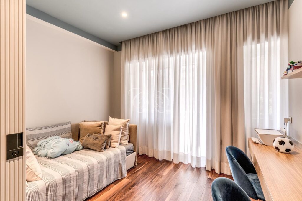 Camilluccia Roma appartamento vendita lusso — camera con divano letto e scrivania su misura