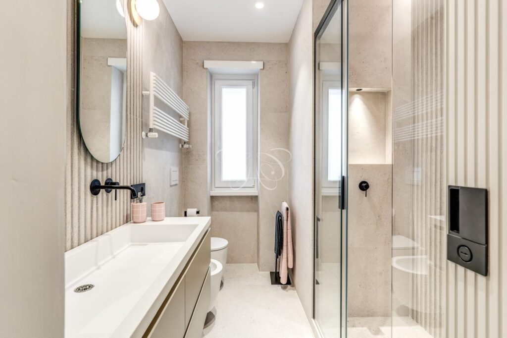 Camilluccia Roma appartamento vendita lusso — terzo bagno con doppio lavabo e doccia walk-in