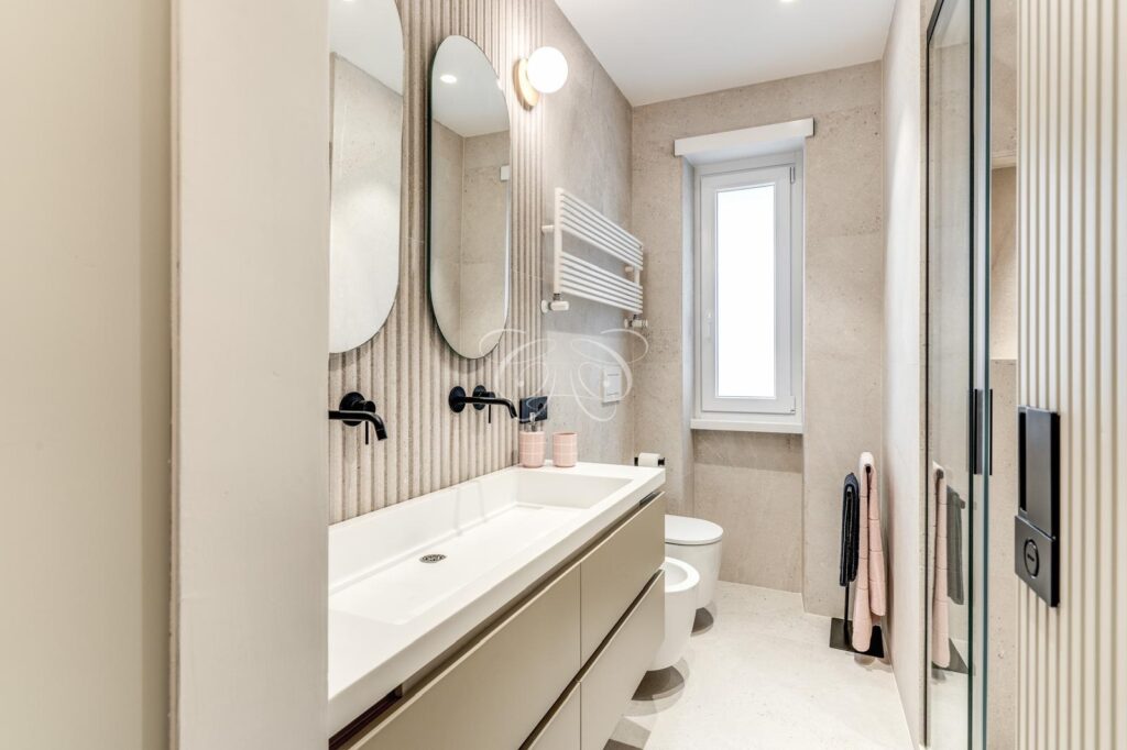 Camilluccia Roma appartamento vendita lusso — bagno con doppio lavabo e specchi ovali