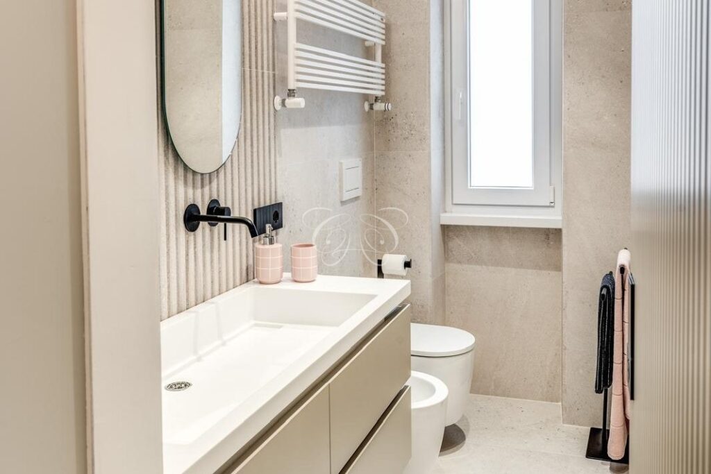 Camilluccia Roma appartamento vendita lusso — bagno con lavabo monoblocco su mobile sospeso