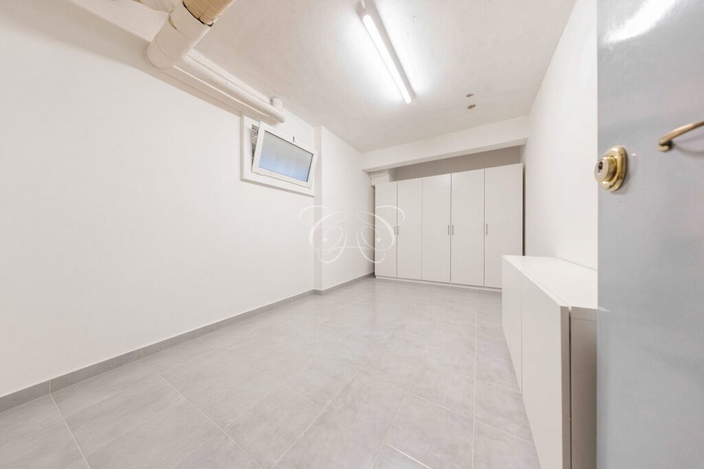 Vendere appartamento di lusso Camilluccia Roma — cantina rifinita con armadiature su misura a tutta parete