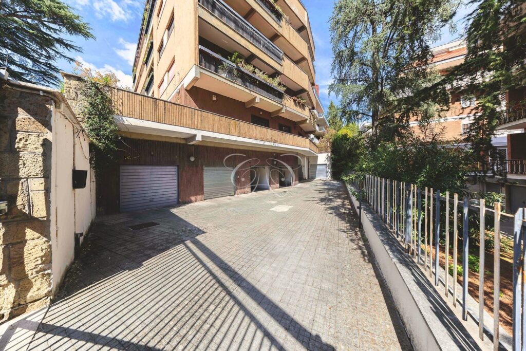Vendere appartamento di lusso Camilluccia Roma — la palazzina del comprensorio e la viabilità interna privata con i box