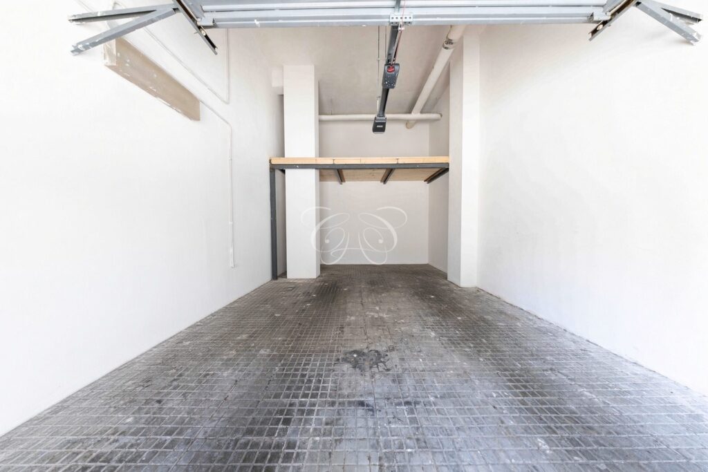 Vendere appartamento di lusso Camilluccia Roma — interno del box auto con soppalco di deposito in quota