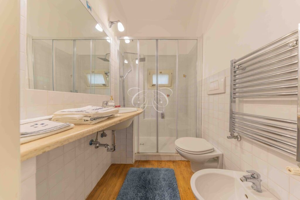 Borgo Vittorio Roma appartamento affitto pregio — bagno con doccia e finestra