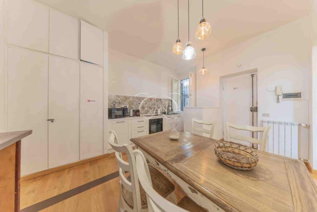 Borgo Vittorio Roma appartamento affitto pregio — sala da pranzo con cucina a vista