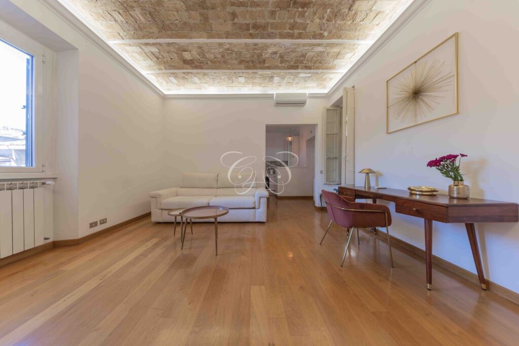 Borgo Vittorio Roma appartamento affitto pregio — soggiorno con soffitto a voltine in mattoni