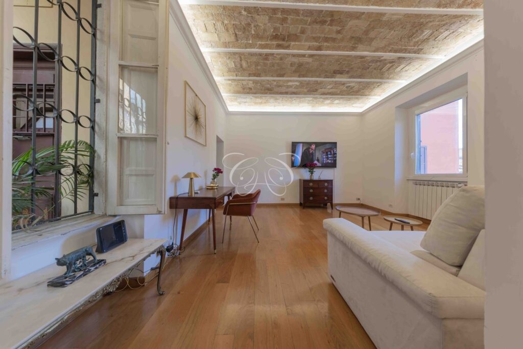 Affittare appartamento pregio Borgo Vittorio Roma — soggiorno con finestra sul ballatoio
