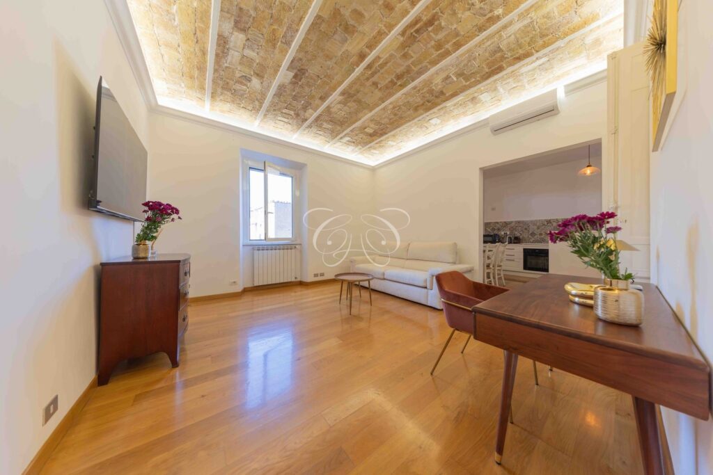Borgo Vittorio Roma appartamento affitto pregio — soggiorno con scrittoio