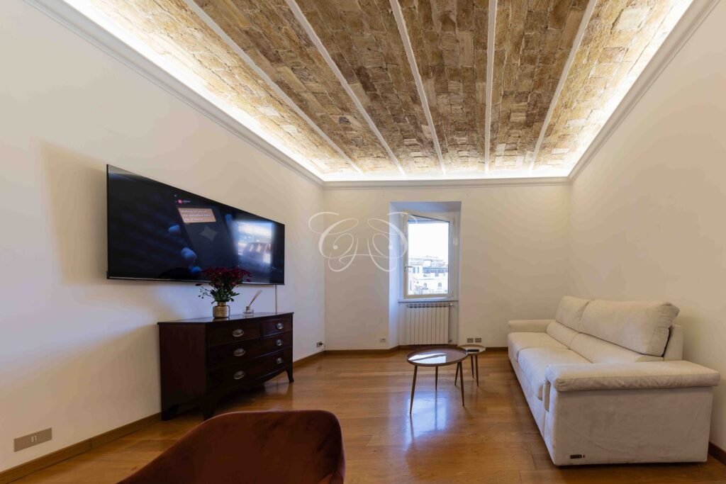 Borgo Vittorio Roma appartamento affitto pregio — soggiorno con luce indiretta lungo il perimetro