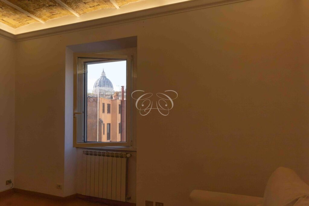 Borgo Vittorio Roma appartamento affitto pregio — finestra del soggiorno con vista sulla Cupola di San Pietro