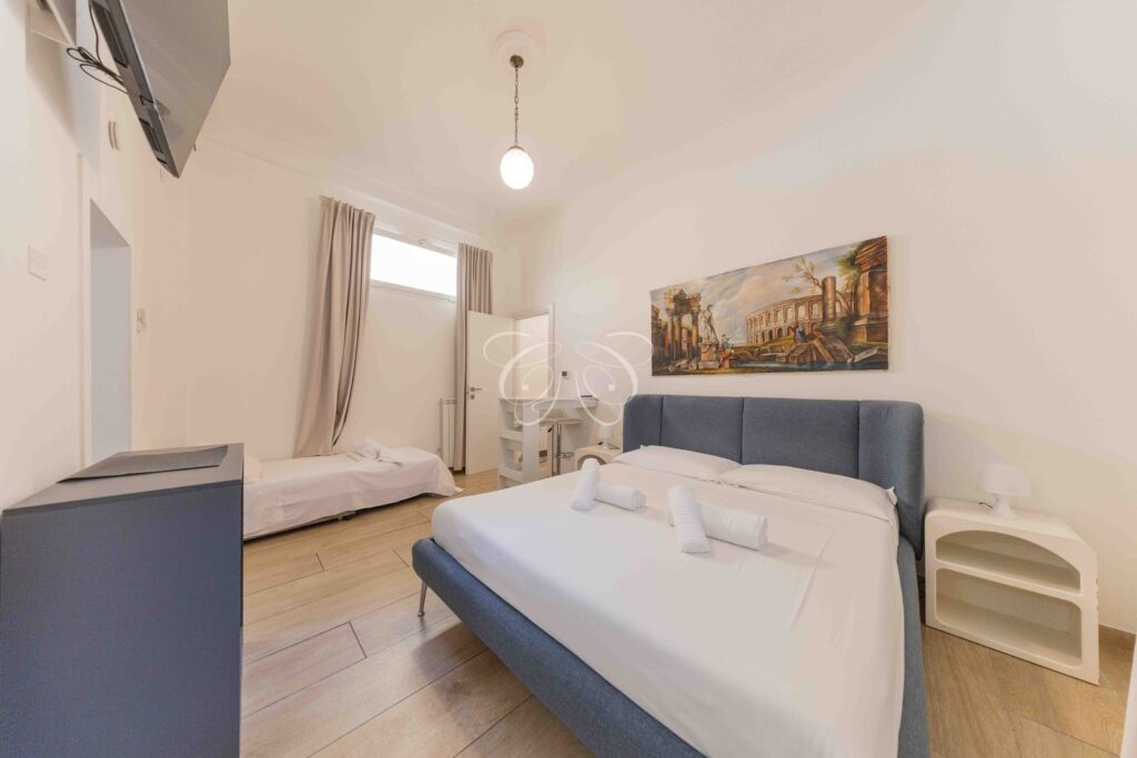 Prati Roma appartamento vendita investimento — camera con finestre alte