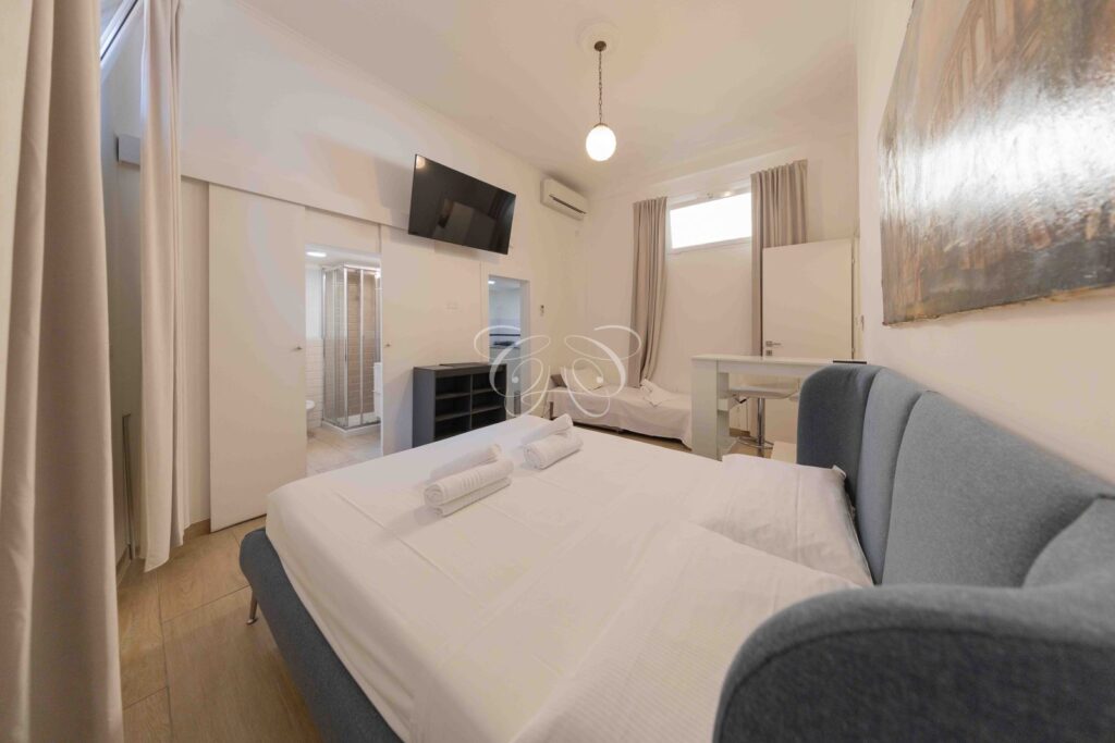 Prati Rome apartment for sale investment — main room, overview