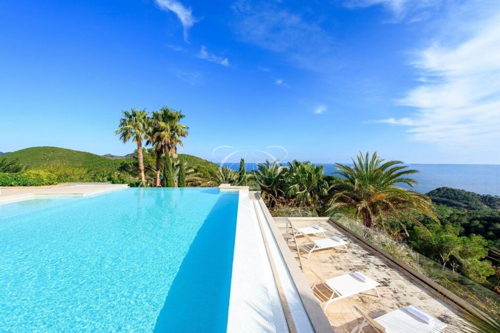 Roca Llisa Ibiza villa vendita lusso — piscina a sfioro con vista mare