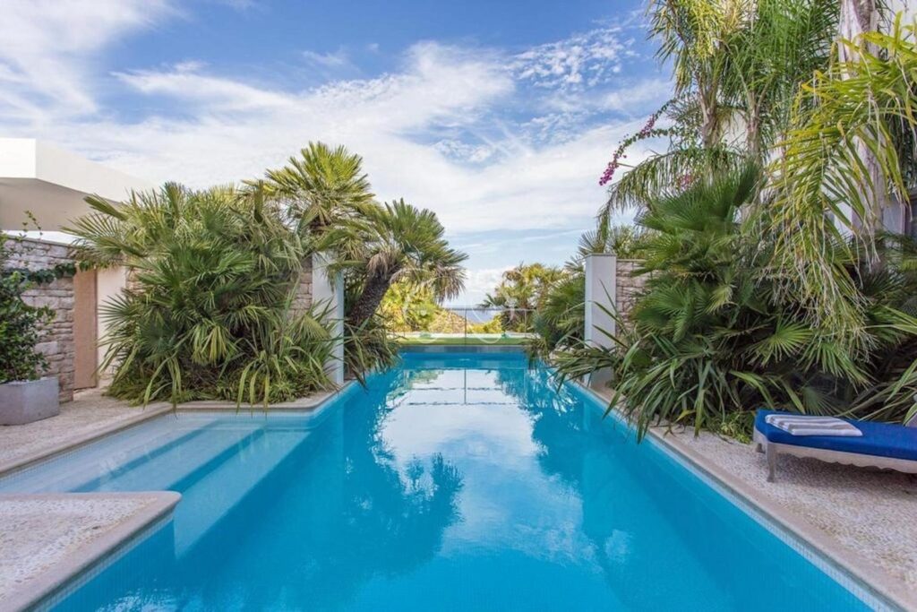 Roca Llisa Ibiza villa vendita lusso — piscina tra le palme
