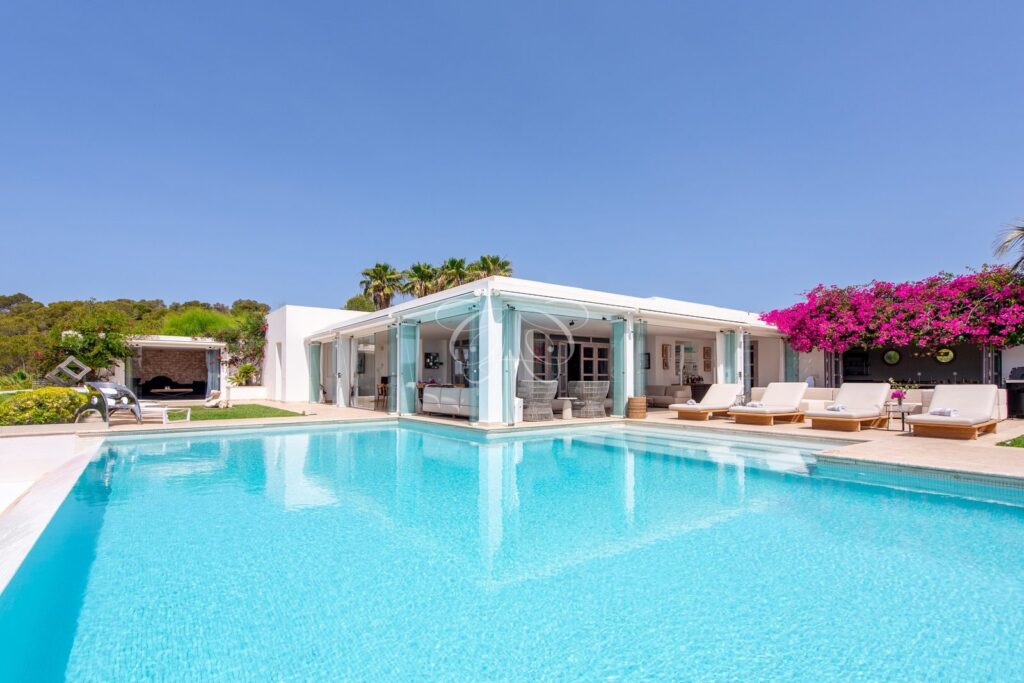 Roca Llisa Ibiza villa vendita lusso — piscina e veranda