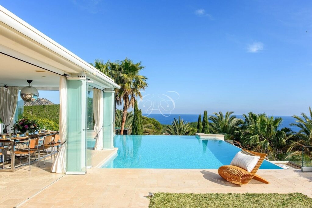Roca Llisa Ibiza villa vendita lusso — veranda e piscina a sfioro