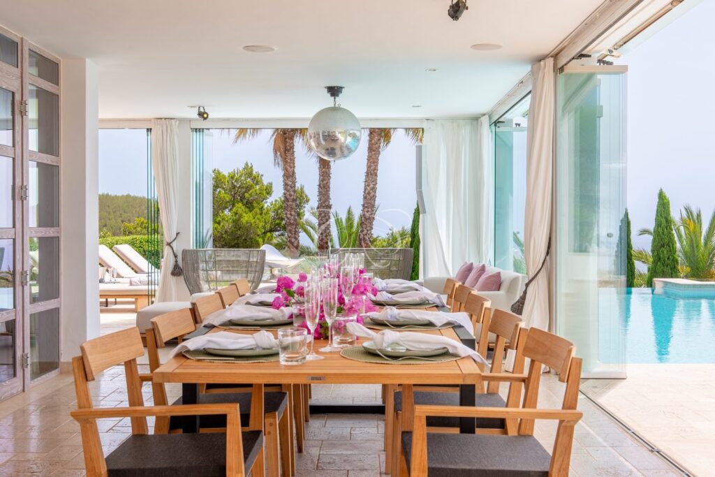 Roca Llisa Ibiza villa vendita lusso — veranda con zona pranzo
